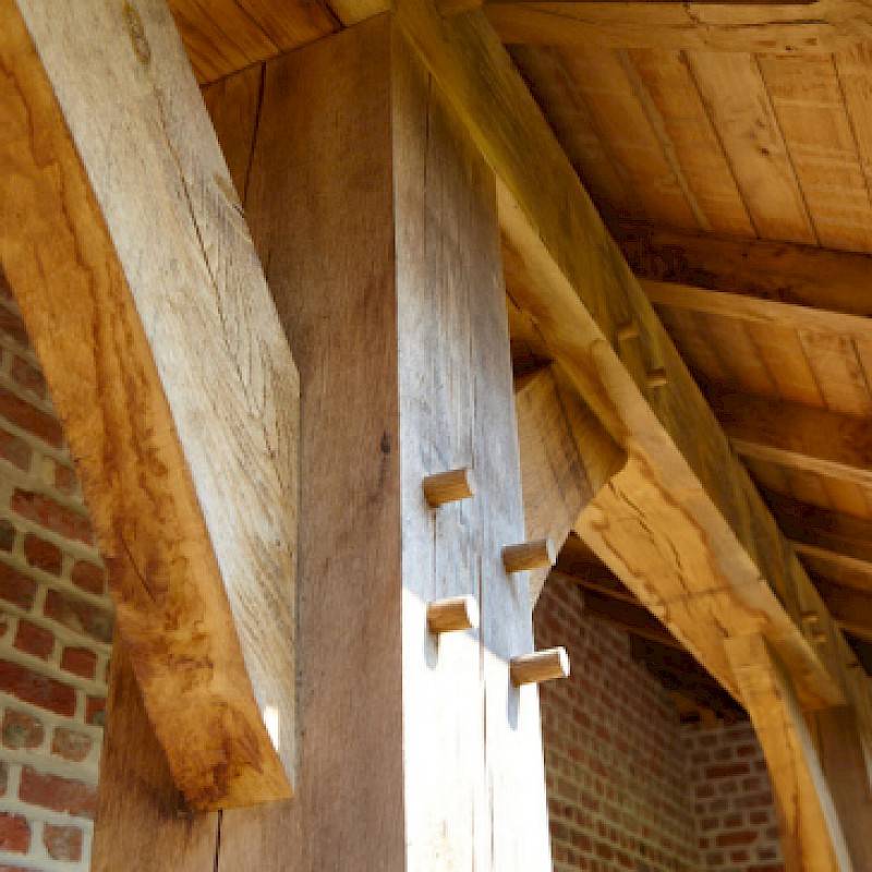 Een houten structuur van een nok van een dak